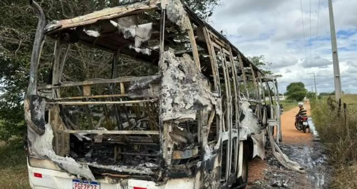 Motorista pula de janela para escapar de ônibus escolar em chamas no interior de AL