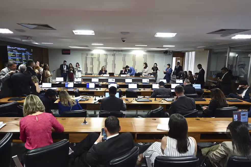 Comissão aprova fim da taxa das blusinhas e medida segue para votação na Câmara