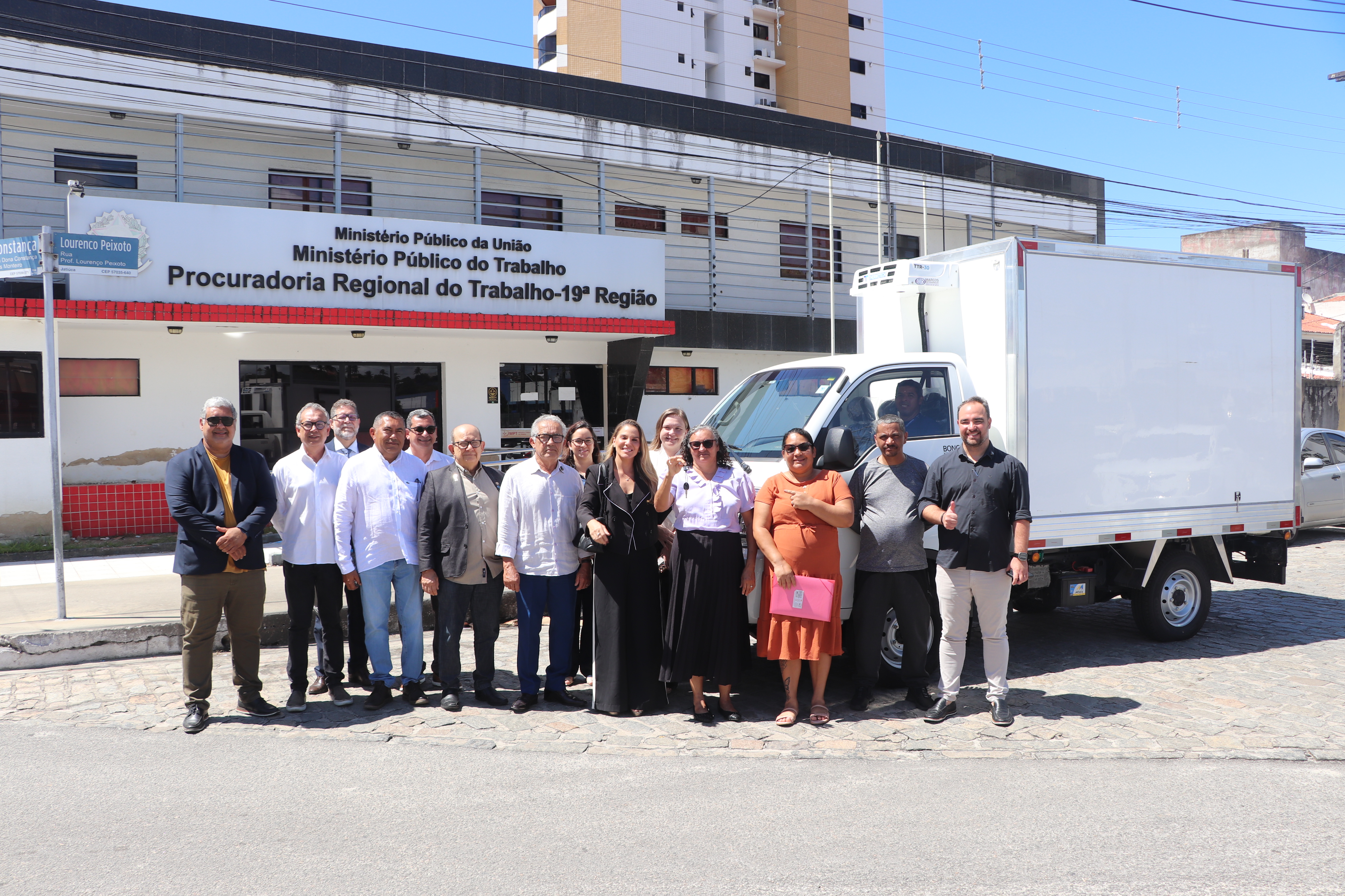 Associação de marisqueiras é beneficiada com entrega de transporte em Maceió