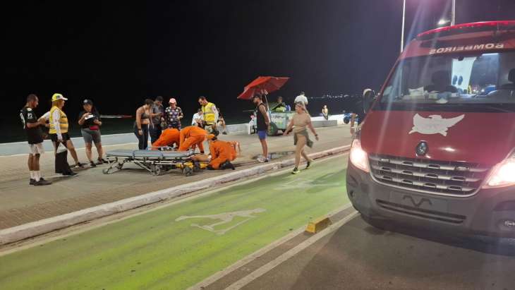 Mulher sofre acidente ao cair em buraco na orla da Ponta Verde, Maceió