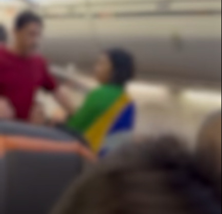 Vídeo: passageira 'bolsonarista' causa confusão em voo da Gol e é retirada pela PF
