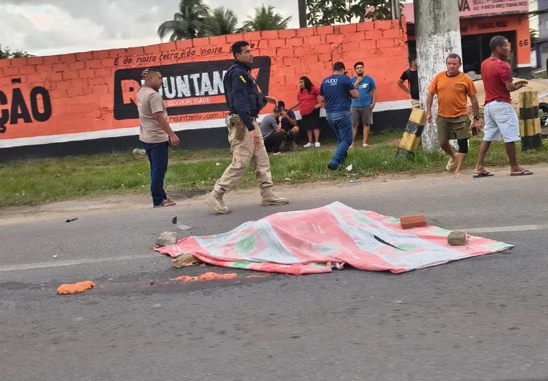 Mulher morre após colisão entre moto e caminhão em Maceió