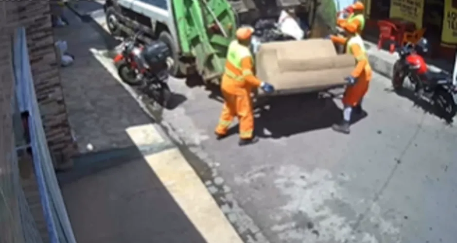 Sofá deixado para secar é recolhido por engano durante coleta de lixo em Maceió