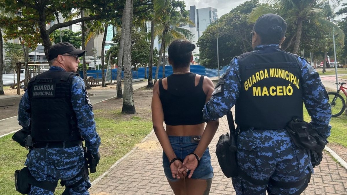 Mulher é presa por tráfico durante operação na Orla da Pajuçara