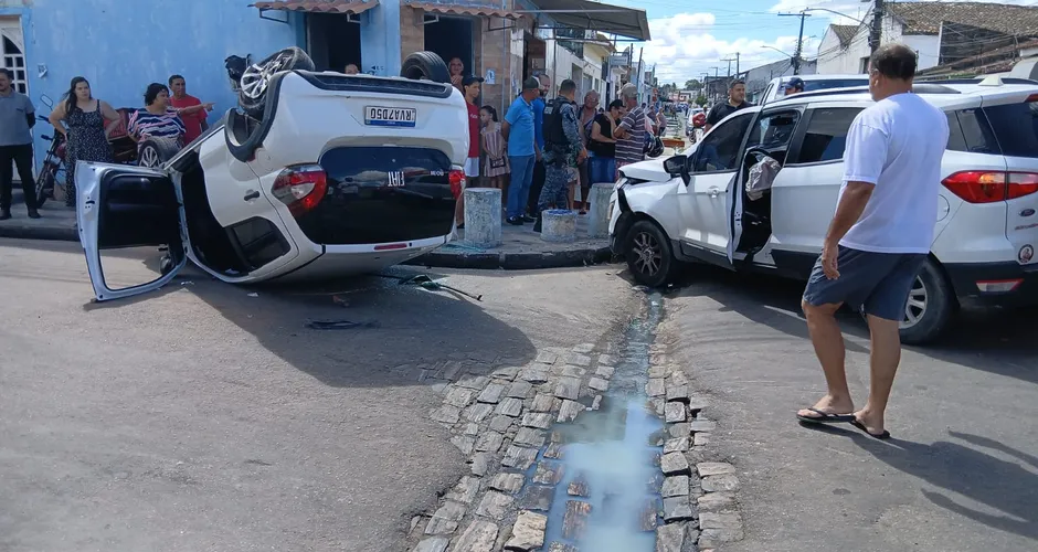 Mulher fica ferida após colisão entre dois carros no bairro Brasília em Arapiraca