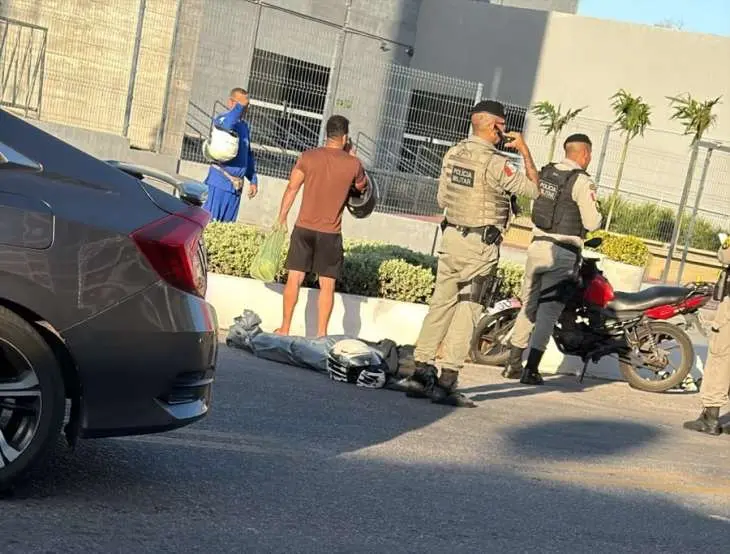 Jovem morre atropelada por caminhão após cair de moto em Maceió