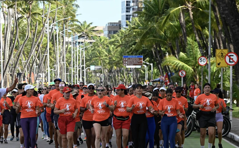 Mulheres da segurança pública divulgam programa na orla de Maceió
