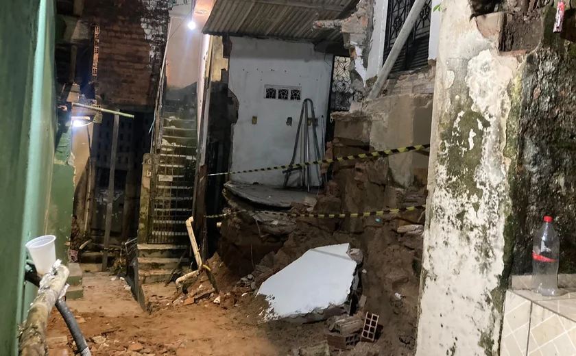 Desabamento de muro interdita três imóveis no Feitosa, em Maceió