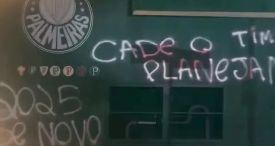 Muros da sede do Palmeiras são pichados após goleada sofrida contra o Novorizontino