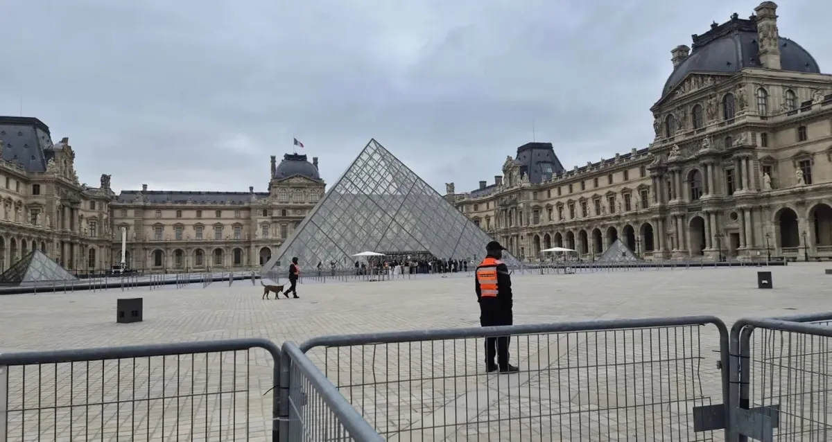 Louvre fecha após protesto de estudantes em Paris