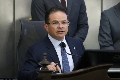 Marcelo Victor fecha acordo; JHC joga com o tempo