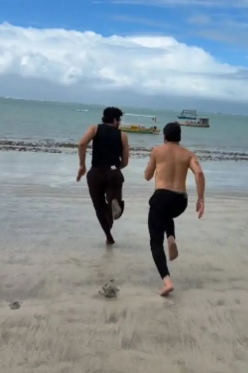 VÍDEO: Nattan e Natanzinho correm até o mar e encerram noite de show com mergulho em Maceió