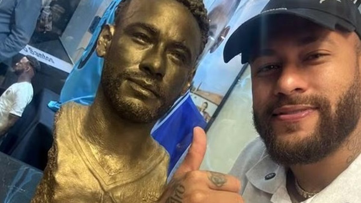 Neymar ganha busto e estátua em homenagem na Vila Belmiro