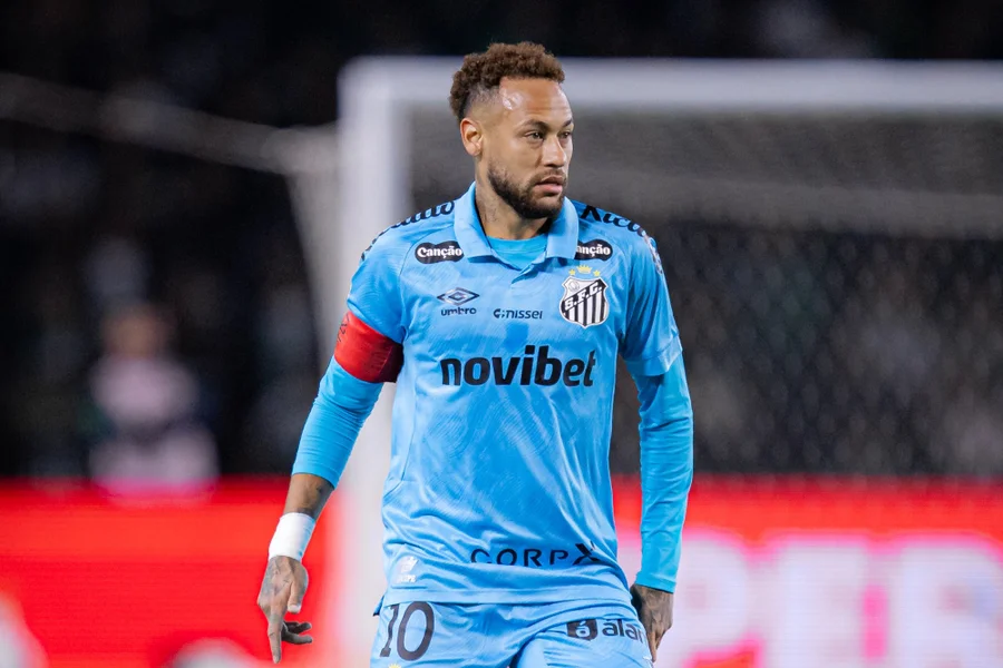 Neymar cai em mais uma provocação e retruca torcedor do Coritiba