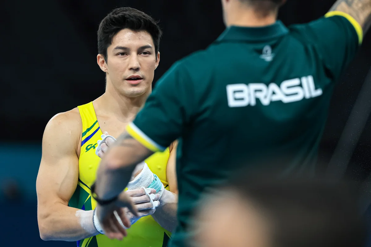 Arthur Nory fecha etapa da Copa do Mundo com ouro na barra fixa