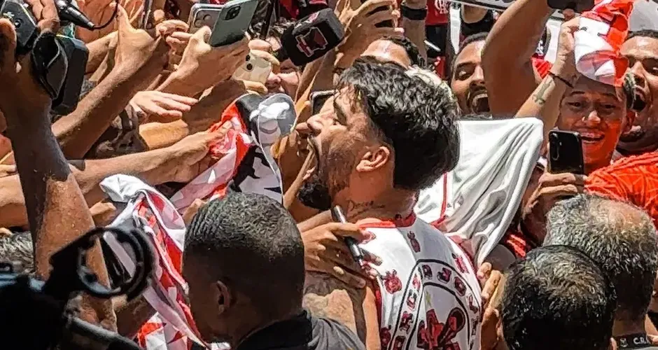 Paquetá desembarca no Rio e celebra retorno ao Flamengo