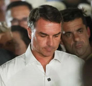 Flávio Bolsonaro diz ser intimado pela PF para entregar passaporte