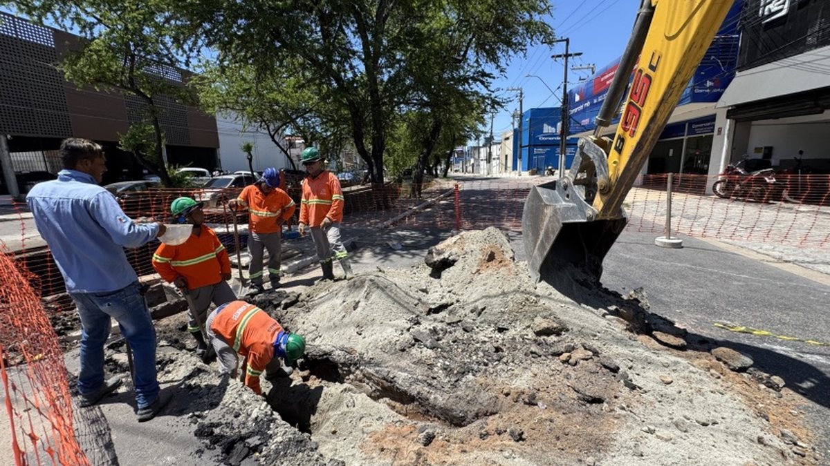 Obra de drenagem interdita via no bairro do Poço, em Maceió