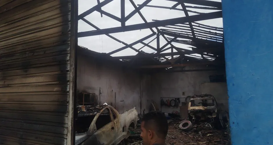 Incêndio destrói três carros de clientes em Arapiraca