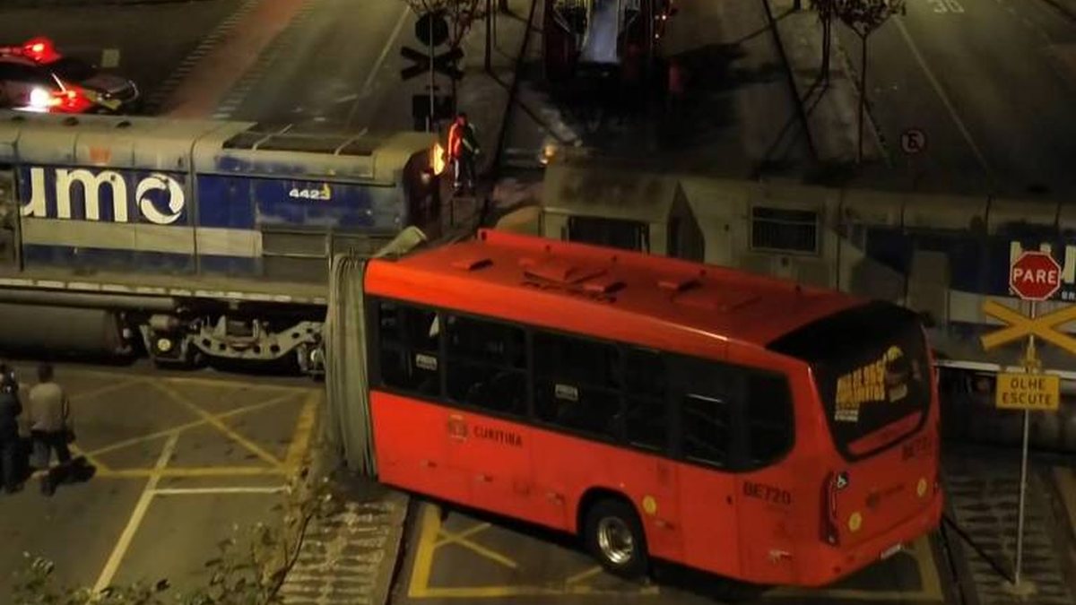 Vídeo: Ônibus biarticulado bater em trem e parte ao meio; 11 pessoas ficam feridas