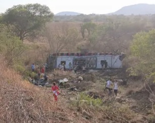 Capotamento de ônibus com romeiros deixa feridos no Sertão de Alagoas