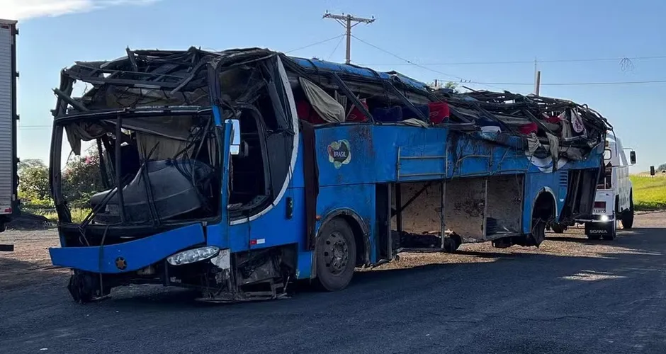 Ônibus com trabalhadores rurais tomba na BR-153 e deixa 6 mortos