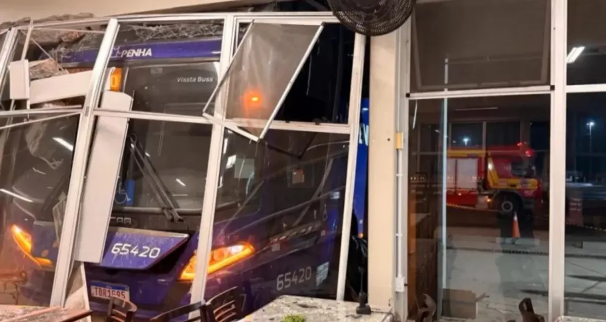 Acidente trágico: ônibus invade salão de restaurante e mata funcionária