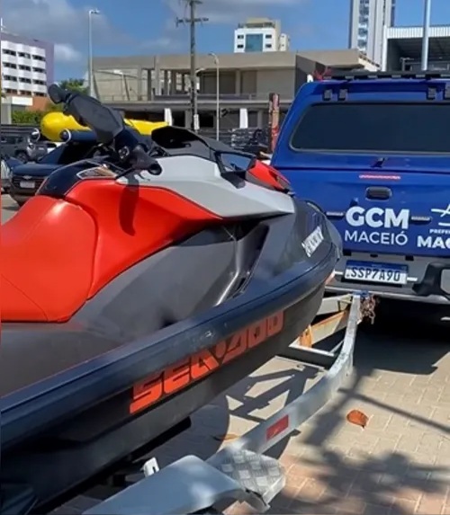 Fiscalização retira Jet Skis irregulares da orla de Maceió
