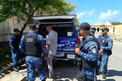 Acusado de tráfico é preso após denúncias na Praça da Faculdade
