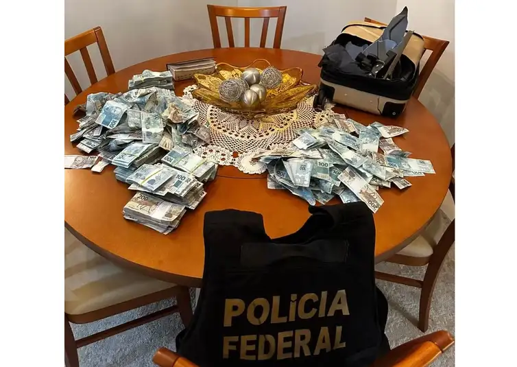 Dinheiro é arremessado de apartamento durante operação da PF