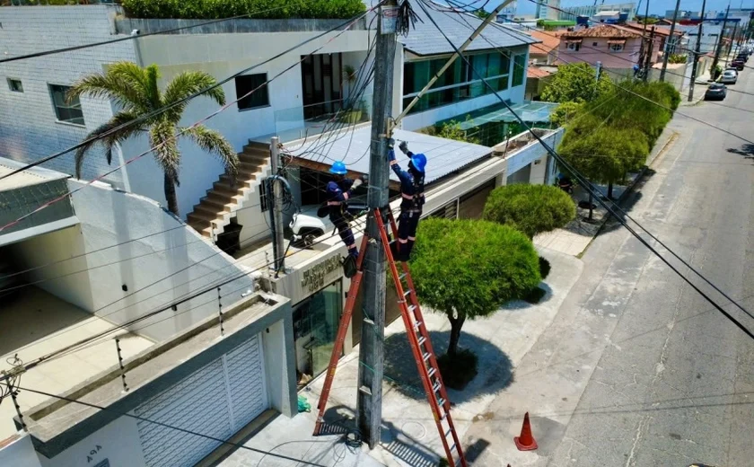 Projeto Poste Limpo retira cabos inutilizados no Trapiche da Barra