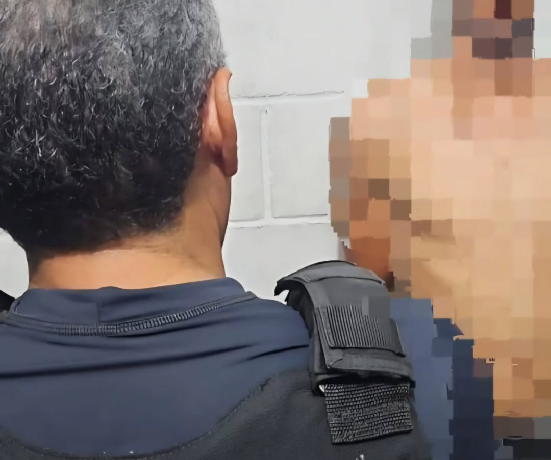 Suspeito de roubo no bairro da Ponta Verde é preso após ser contido e agredido por populares