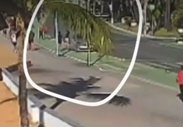 VÍDEO: carro invade faixa verde e atropela mulher que estava correndo na orla de Maceió