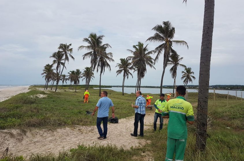 Prefeitura de Maceió intensifica serviços de limpeza na praia do Pontal da Barra