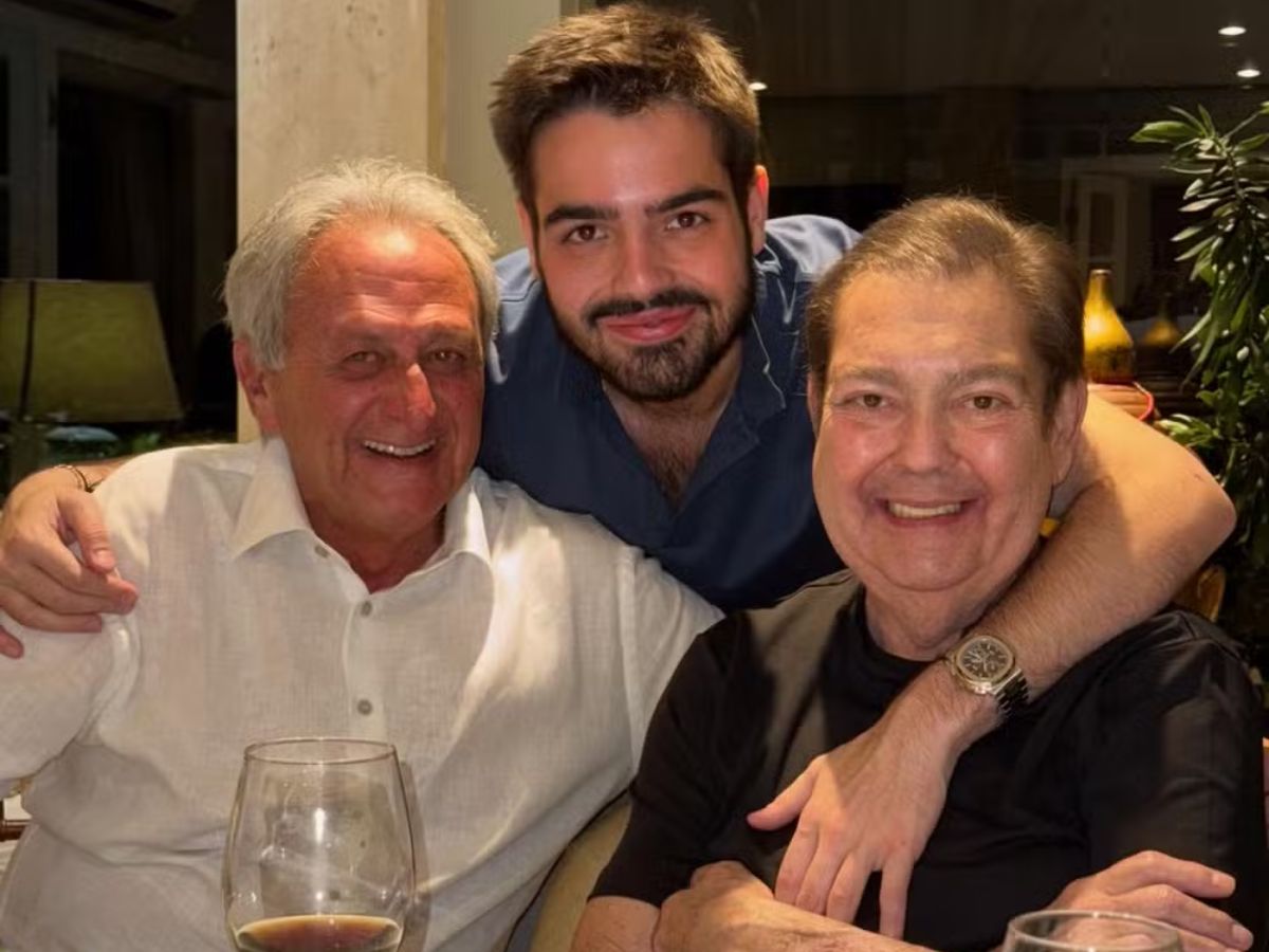 Faustão surge sorridente em foto rara publicada no Natal