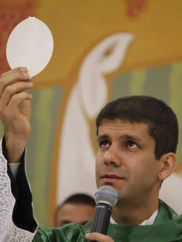 Padre é excomungado após aderir à organização conservadora
