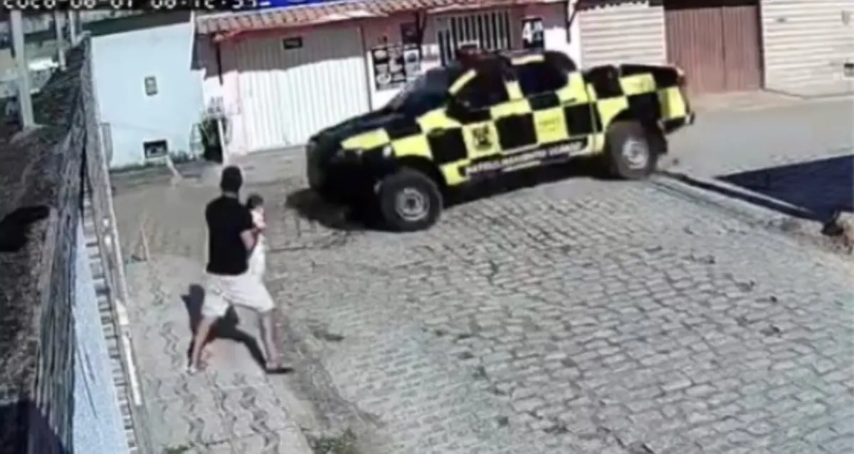 Pai com bebê no colo escapa por segundos de atropelamento por viatura da SMTT