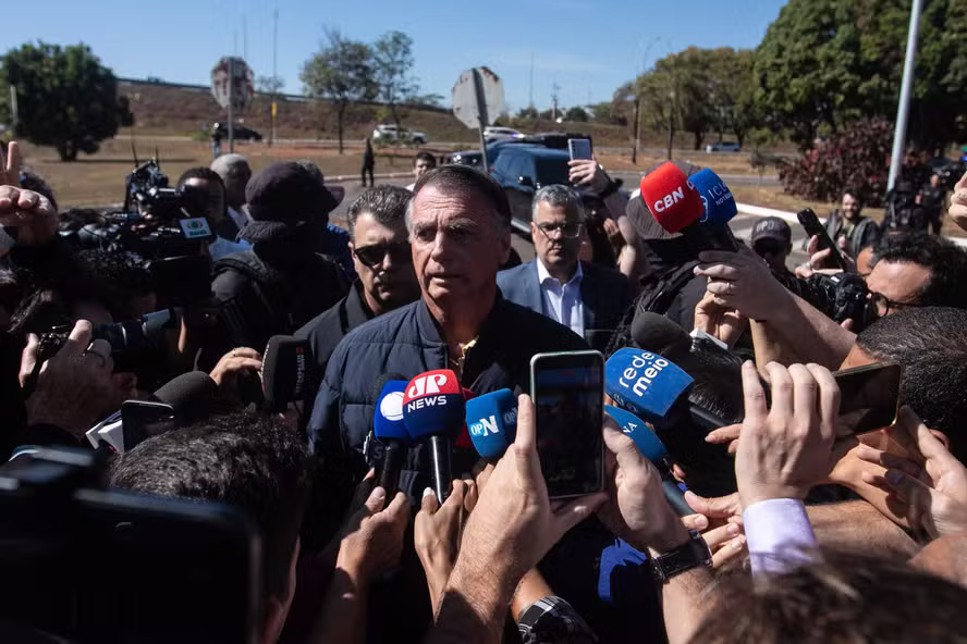 Jair Bolsonaro é proibido de transmitir entrevistas nas redes; entenda
