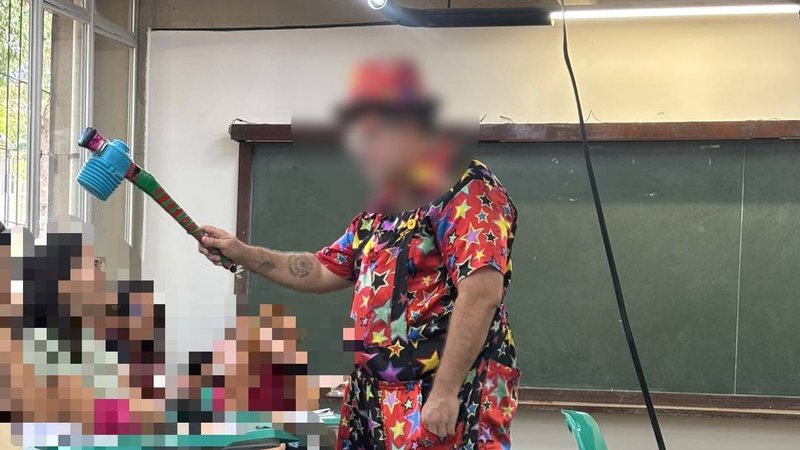 Palhaço invade salas de aula da Ufal e é denunciado por assédio