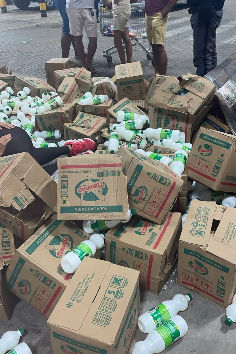 Pallets desabam dentro de supermercado e deixam mãe e filha feridas