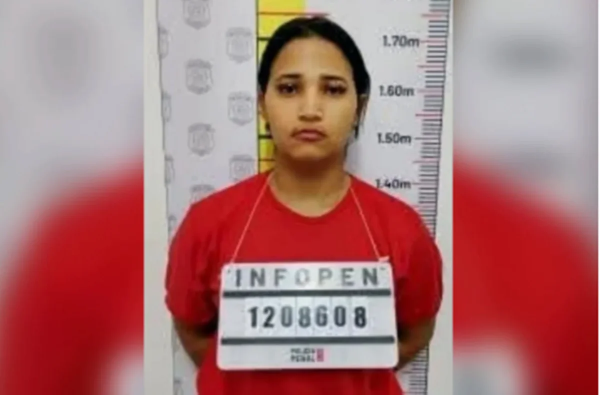 Diarista compara facadas em casal a matar galinha durante reconstituição