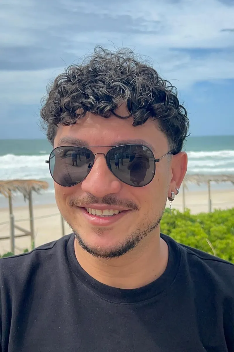 'Um buraco no meu coração': o desabafo do companheiro de cabeleireiro morto após comer caranguejo