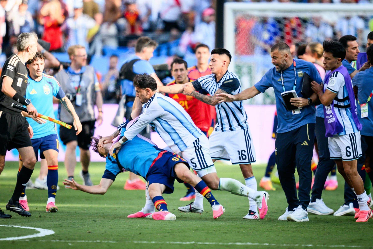 Fifa anuncia punições a Argentina e Paredes após confusões na final da Copa do Mundo