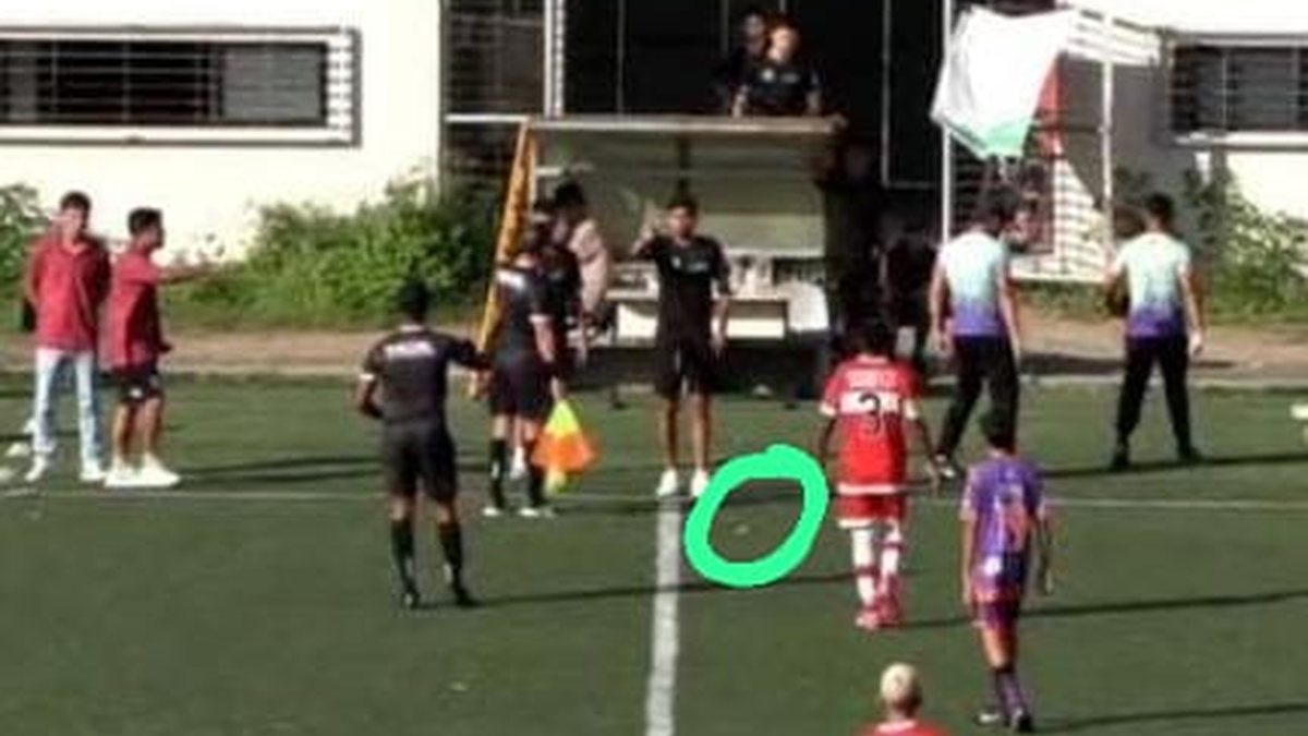 Torcedor arremessa banana em árbrito durante final da Copa Paraíso das Águas Sub-13