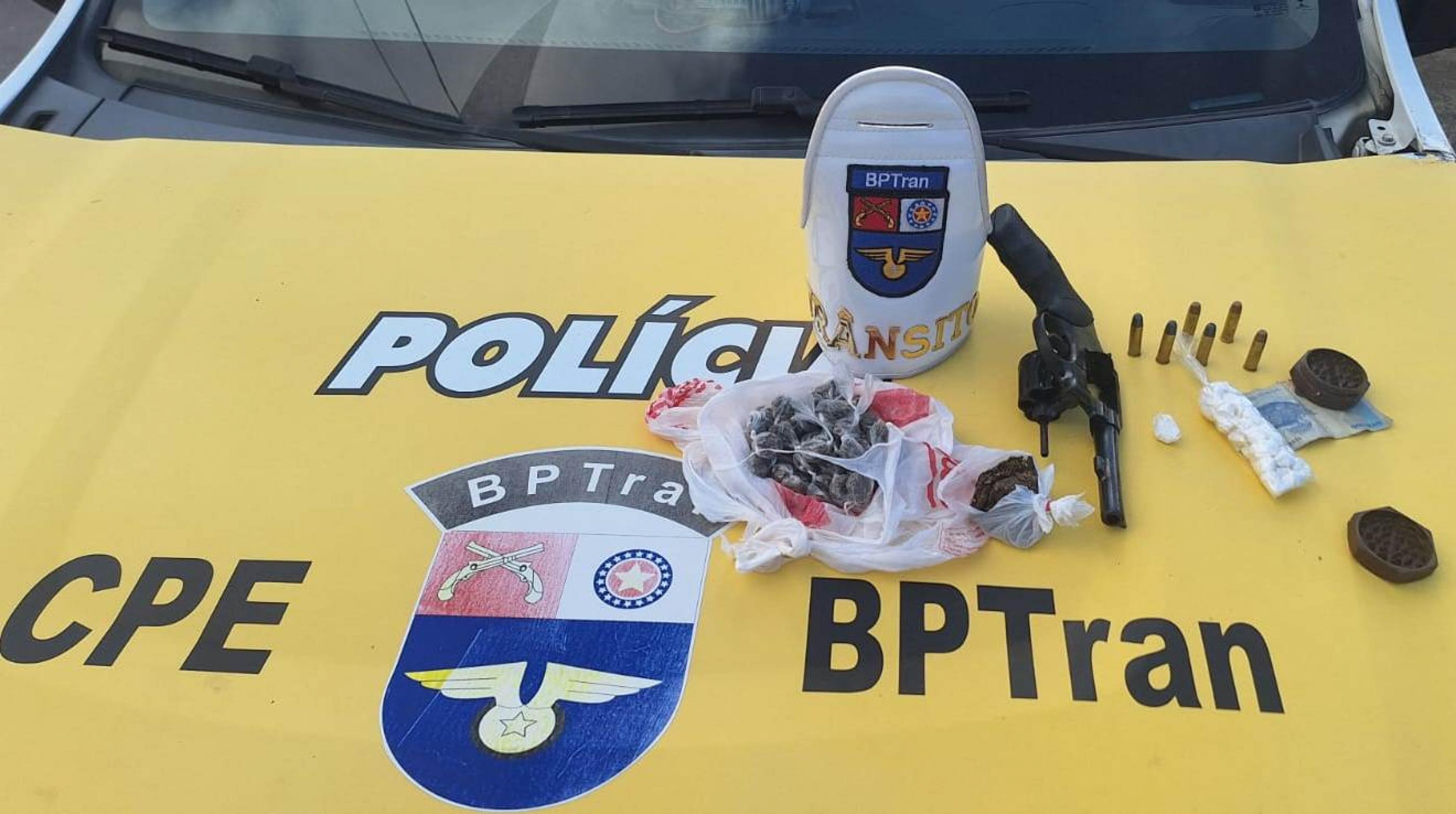 Passageiro é preso pela PM transportando arma e drogas acompanhado de três crianças