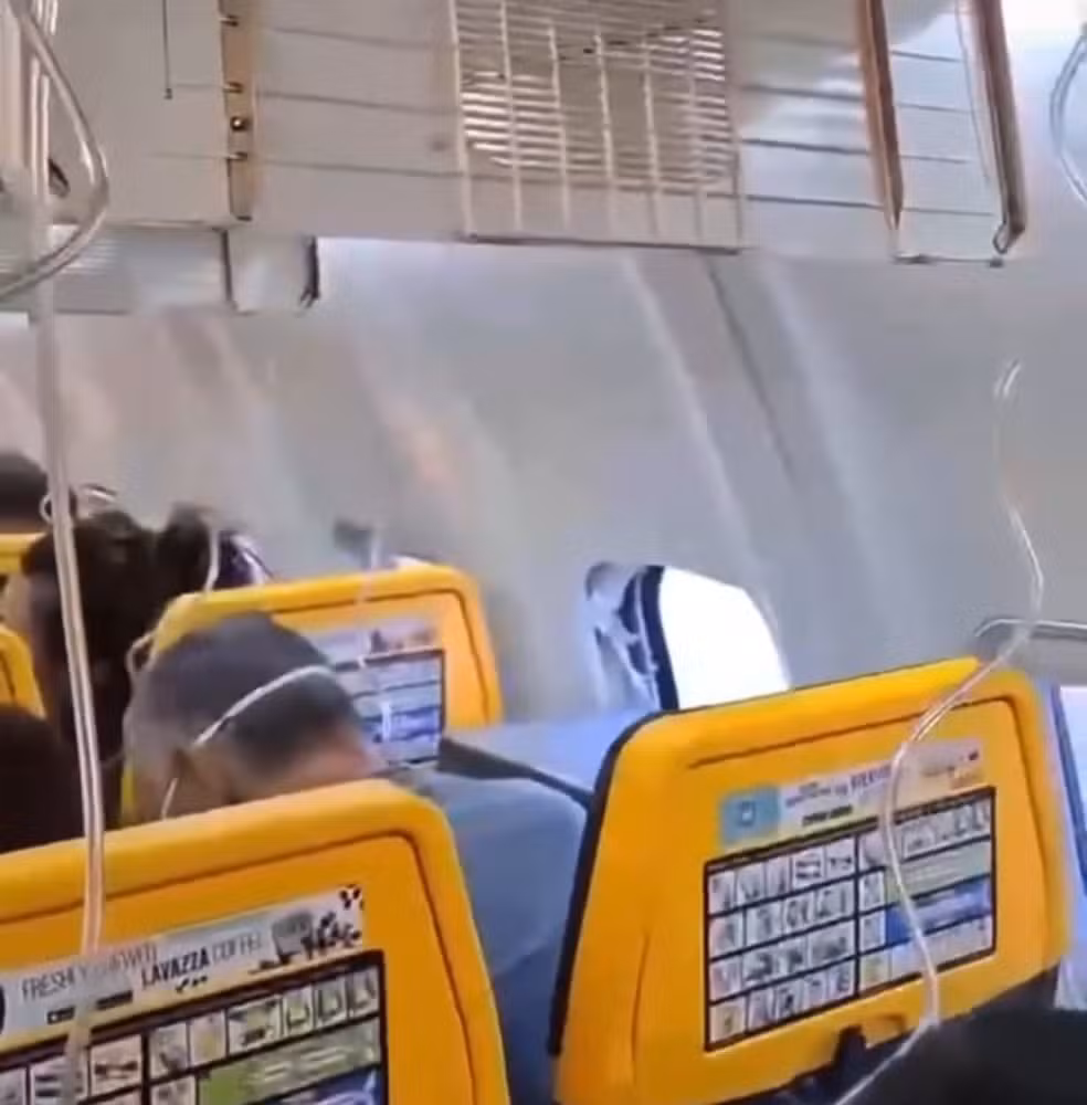 Passageiro é sugado parcialmente por janela de avião em voo da Ryanair