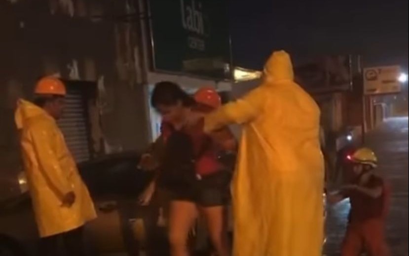 25 passageiros ficam ilhados e precisam ser resgatados de ônibus na rua Miguel Palmeira