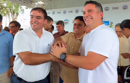 Paulo Dantas beneficia população de Junqueiro com entrega de pavimentação