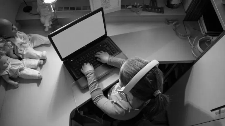 Começa a valer lei que define regras para crianças acessarem internet