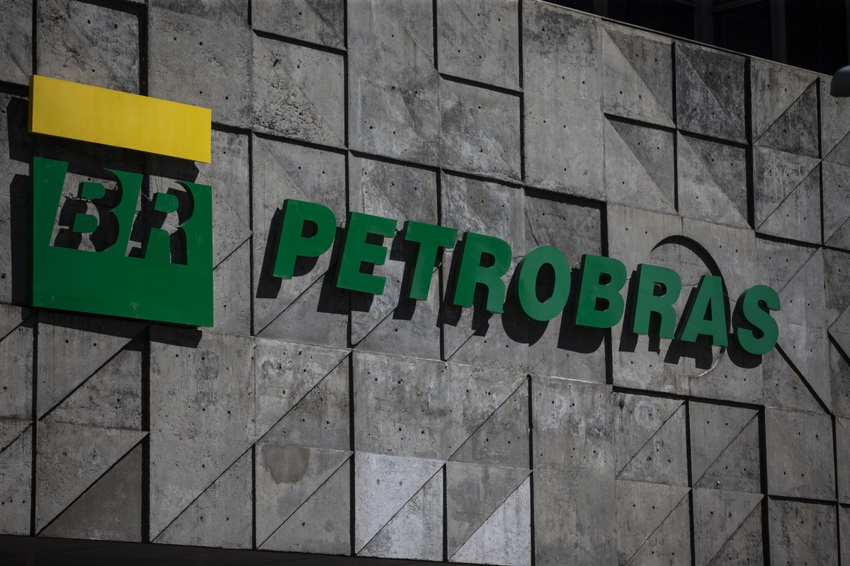 Manter gasolina em patamar de preço estrutural pode levar a reajuste, diz Petrobras